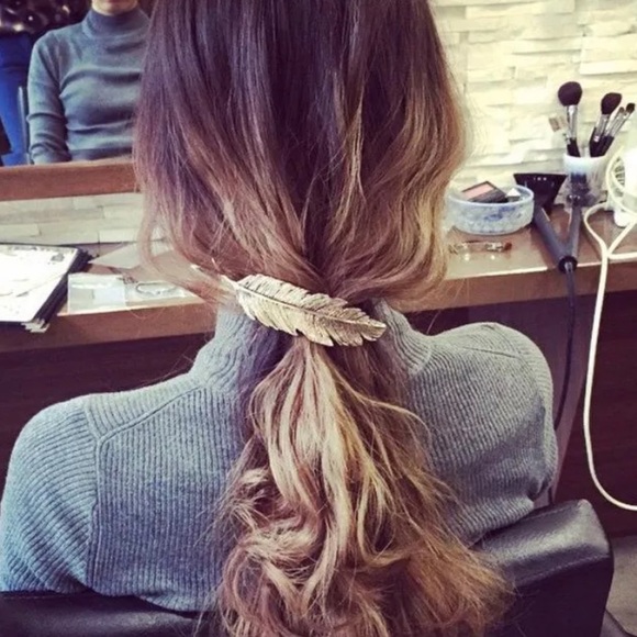 Accessories - Golden Feather • Pin